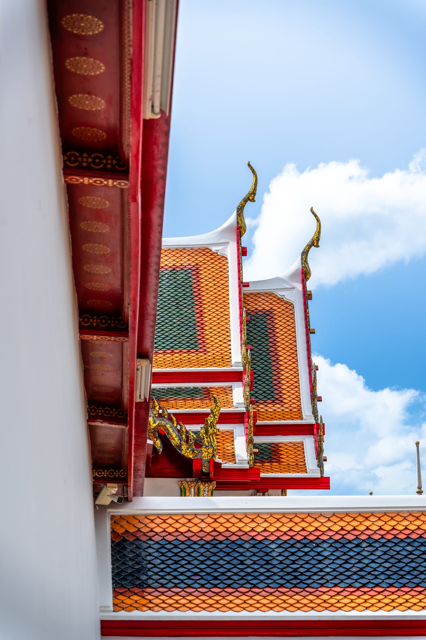 02-wat-pho-roofline-sky.jpg