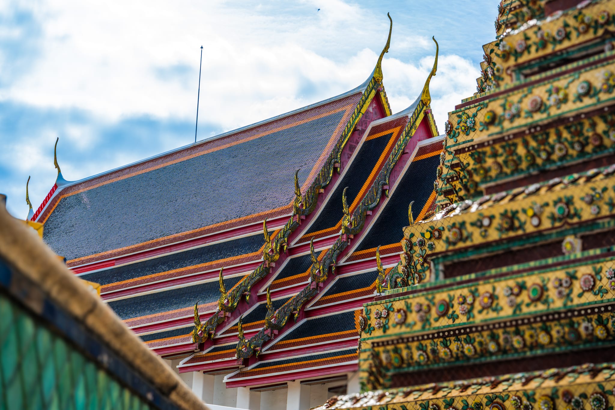 04-wat-pho-roofs-and-stupa.jpg