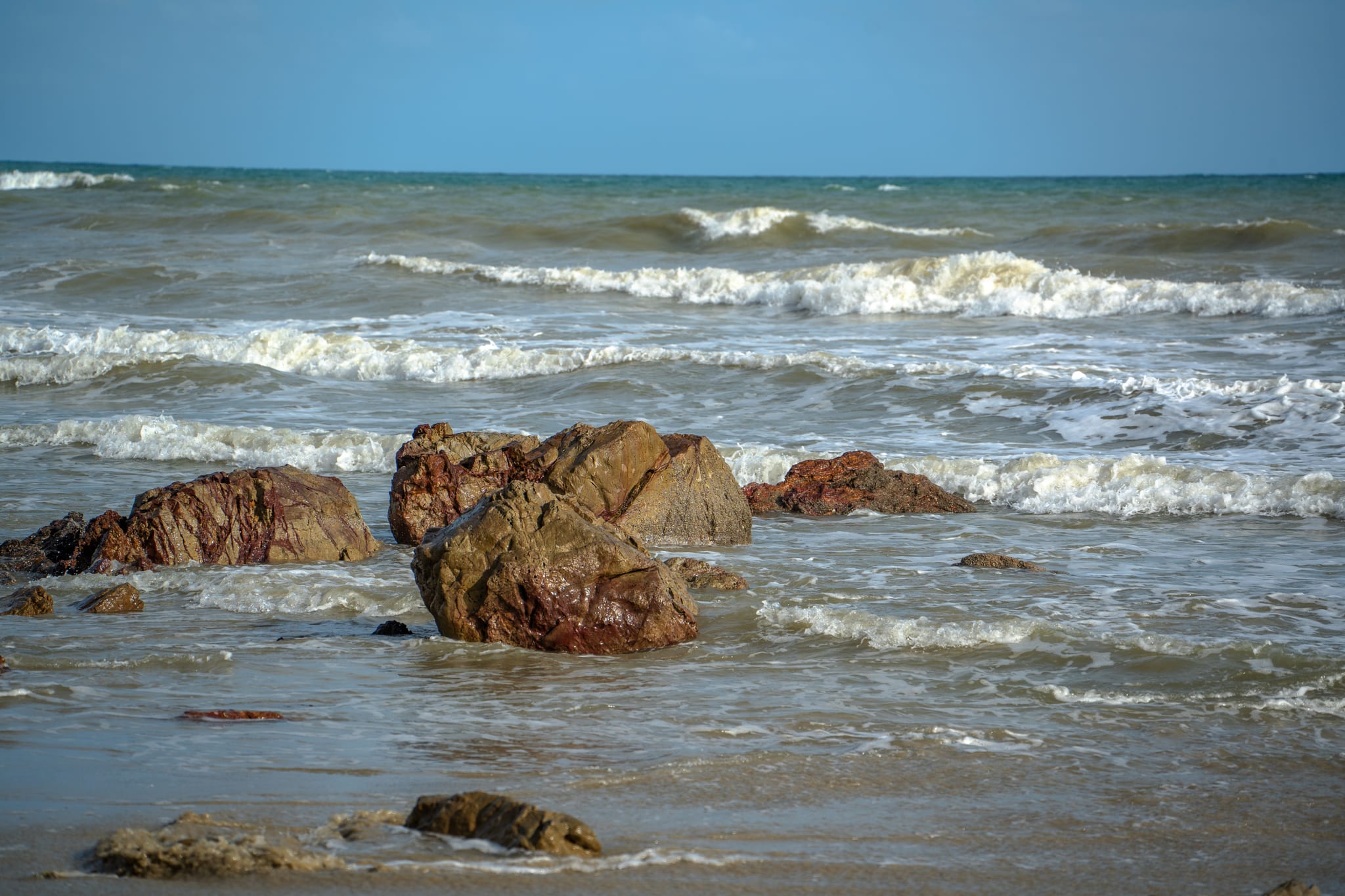 09-rayong-waves-and-rocks.jpg